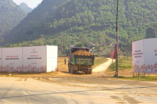 Khai thác 'đất lậu' để san lấp mặt bằng Cụm công nghiệp Quảng Chu