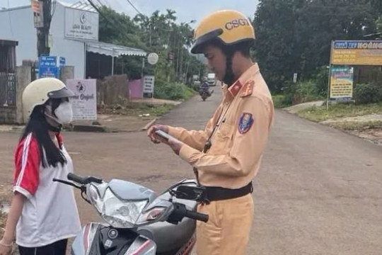 Hơn 1.000 học sinh ở Đắk Lắk vi phạm giao thông nhận giấy thông báo ở trường