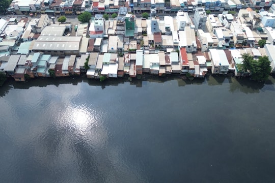 Chủ tịch TP.HCM trực tiếp giao việc để di dời nhà ven kênh, rạch