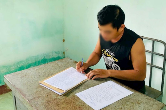 Tạm giữ đối tượng tàng trữ súng tiểu liên AK