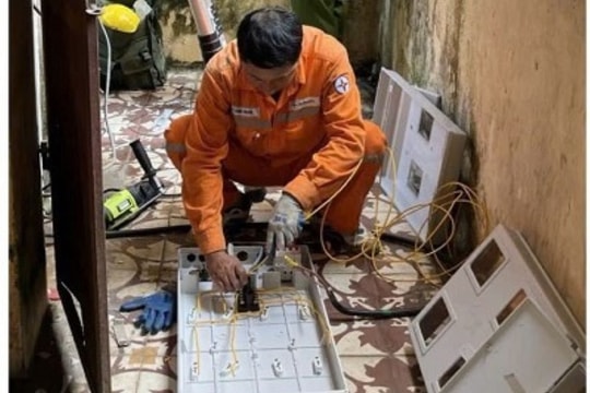 Hệ thống trụ điện cầu thang không đảm bảo, nguy hiểm cho người dân