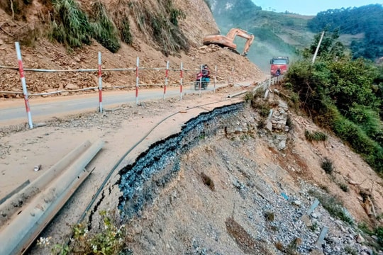 Hà Giang: Cần sớm gỡ vướng mắc về vị trí đổ đất, đá xử lý sạt trượt trên Quốc lộ 4C