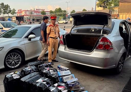 Cảnh sát giao thông Bình Dương phá vụ vận chuyển 3000 bao thuốc lá lậu