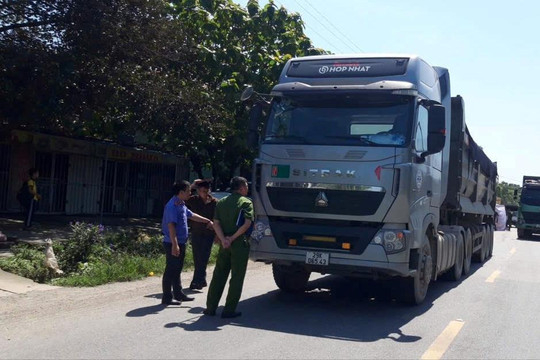 Người nhà nạn nhân kêu cứu sau vụ tai nạn khiến một nữ sinh tử vong