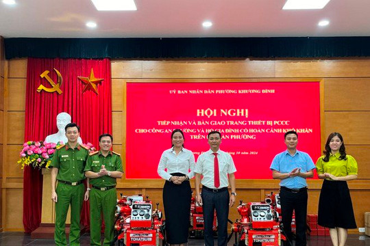 Phường Khương Đình (Thanh Xuân, Hà Nội) trao quà đến các hộ dân khó khăn