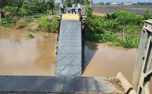 Xe tải làm sập cầu ở An Giang