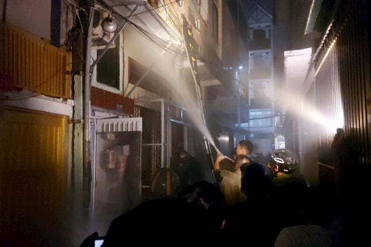 Cứu 2 người khỏi vụ cháy nhà trong ngõ sâu