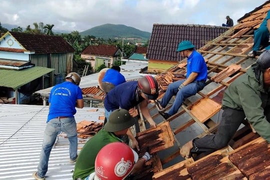 Quảng Ngãi: Hàng loạt ngôi nhà bị tốc mái do lốc xoáy