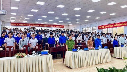 Sinh viên Cần Thơ tưởng niệm các nạn nhân tử vong do tai nạn giao thông