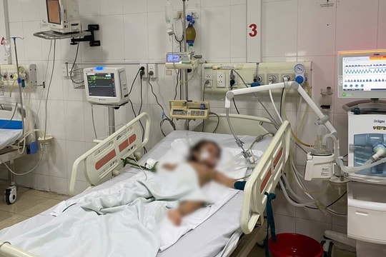 Cứu sống bệnh nhi người Lào bị viêm phổi nặng