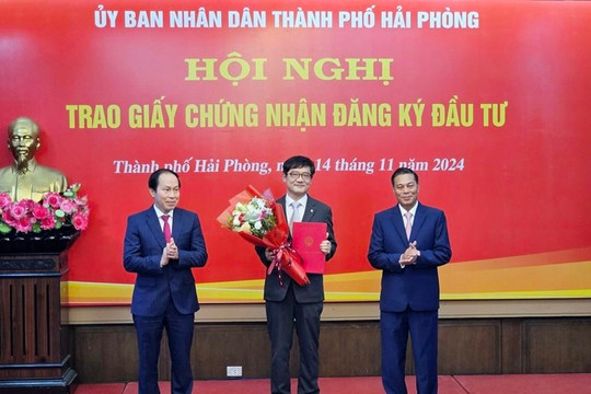 Trao chứng nhận đầu tư cho 12 dự án với tổng vốn 1,8 tỷ USD