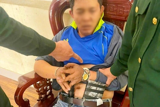 Bắt đối tượng vận chuyển ma túy, giấu súng ngắn trong người