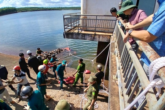 Clip hàng trăm người tham gia khắc phục sự cố thủng cống hồ chứa nước