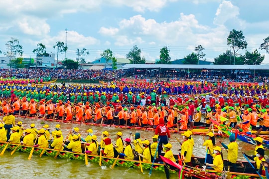 Tưng bừng khai mạc giải Đua ghe Ngo Sóc Trăng khu vực ĐBSCL lần thứ VI