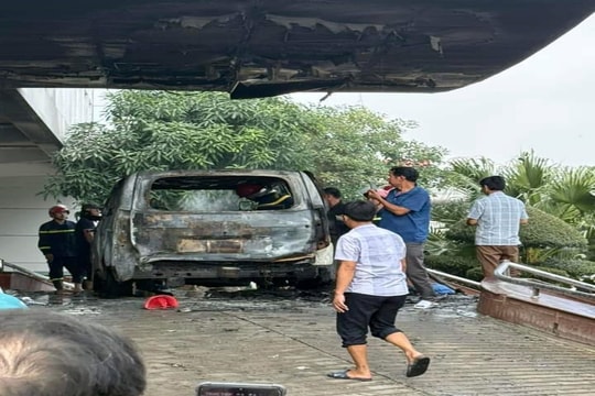 Cháy xe cứu thương trước phòng cấp cứu bệnh viện