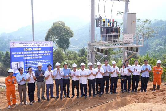 “Thần tốc" đưa điện lưới quốc gia về khu tái định cư Làng Nủ
