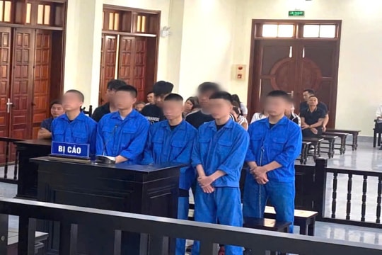 Xét xử nhóm thanh niên mang hung khí hành hung người đi đường