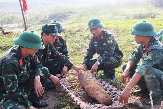 Hưng Yên: Hủy nổ thành công quả bom hơn 100kg còn nguyên ngòi nổ