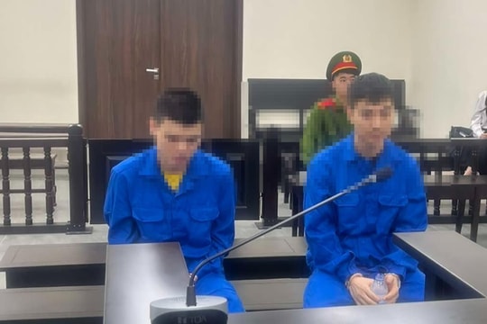 Hai thanh niên truy sát nhân viên quán karaoke để “rửa hận”