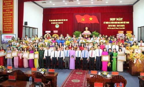 Cần Thơ: Họp mặt kỷ niệm 42 năm ngày Nhà giáo Việt Nam