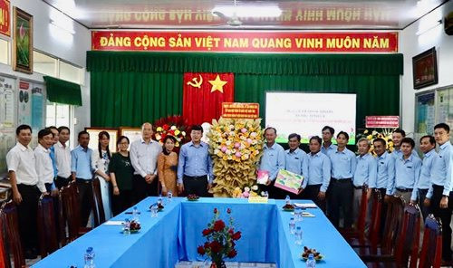 Bí thư Tỉnh ủy Đồng Tháp thăm, chúc mừng nhân kỷ niệm 42 năm ngày Nhà giáo Việt Nam