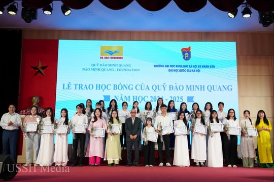 Quỹ Đào Minh Quang trao 28 suất học bổng cho sinh viên Trường Đại học Khoa học Xã hội và Nhân văn