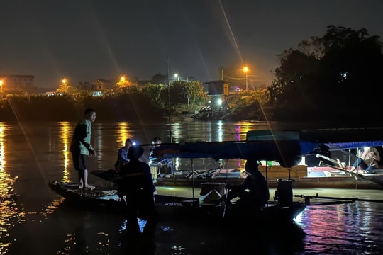 Xuyên đêm tìm kiếm 5 học sinh nghi đuối nước khi tắm sông Hồng