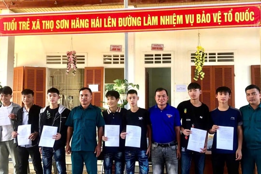 Thanh niên hăng hái viết đơn tình nguyện tham gia nhập ngũ