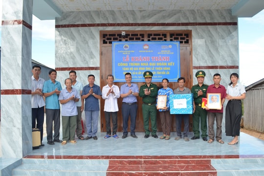 Bàn giao 2 Nhà Đại đoàn kết tặng hộ nghèo ở biên giới Đắk Lắk
