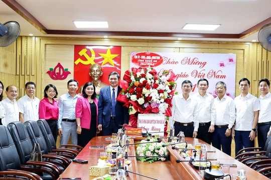 Lãnh đạo tỉnh Nghệ An chúc mừng nhân kỷ niệm 42 năm ngày Nhà giáo Việt Nam