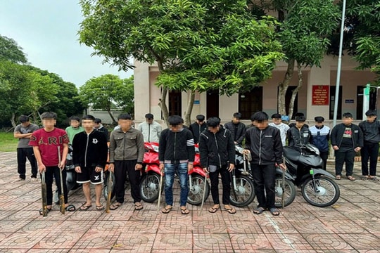 Hơn 30 đối tượng mang hung khí rượt đuổi, gây náo loạn trên đường