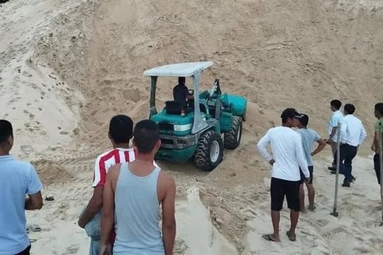 Một học sinh bị cát vùi tử vong khi đang chơi cùng bạn