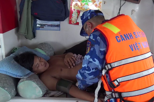 Kịp thời hỗ trợ ngư dân gặp nạn trên biển