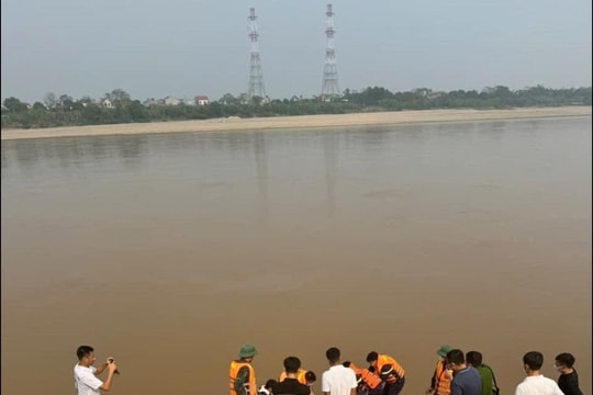 Tìm thấy thi thể thứ 2 trong vụ 5 học sinh mất tích khi tắm sông Hồng