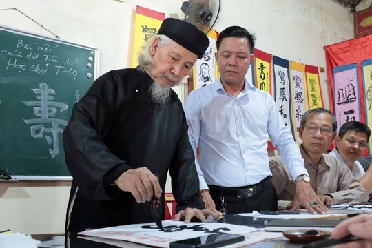 Lớp học thư pháp miễn phí cầu nối níu giữ di sản văn hóa dân tộc