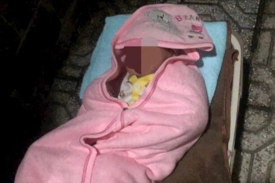 Bé gái sơ sinh bị bỏ rơi trước cơ sở mái ấm tình thương