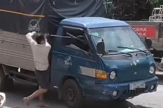 Nhóm người cầm gạch đá, cây sắt tấn công nhau trên đường