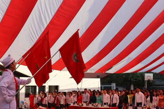 Trường THCS Chu Văn An đón nhận Cờ thi đua của Chính phủ