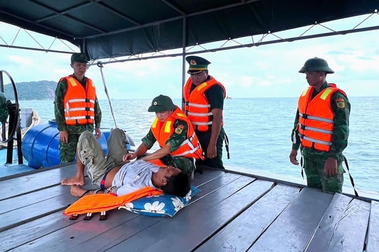 Kịp thời cứu vớt thành công thuyền viên trôi dạt trên biển