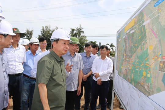 Phó Thủ tướng Trần Hồng Hà khảo sát tiến độ thi công tuyến cao tốc trên địa bàn tỉnh Sóc Trăng