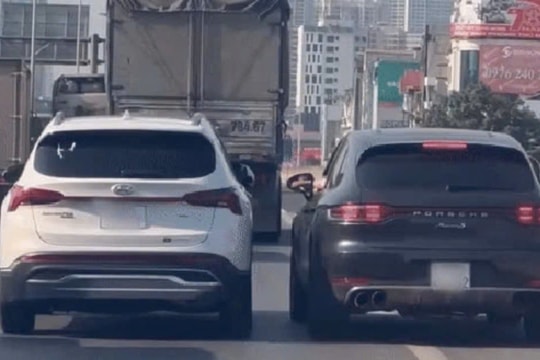 Tài xế Porsche lấn làn “trả đũa” đập gương Huyndai trên vành đai 3