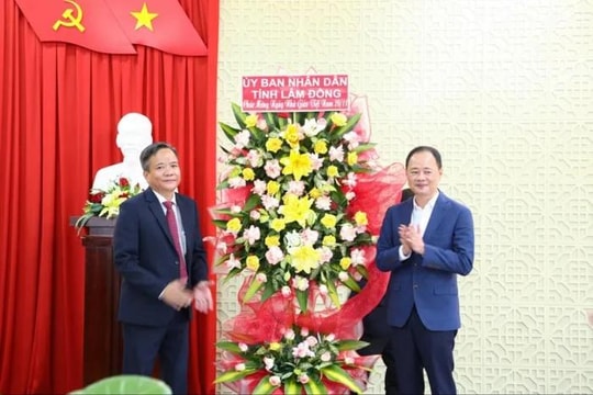 Chủ tịch UBND tỉnh Lâm Đồng thăm, chúc mừng thầy cô Trường THPT Chuyên Thăng Long