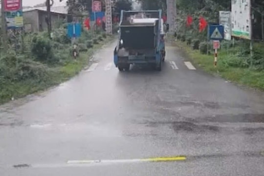 Thừa Thiên Huế: Xe chở rác rơi từ trên cầu xuống sông khiến 2 người mất tích