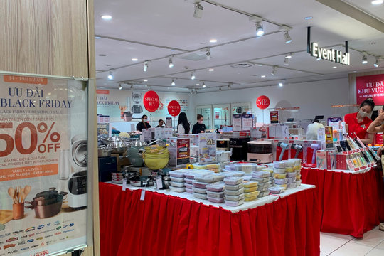 Hàng loạt thương hiệu giảm giá Black Friday sớm