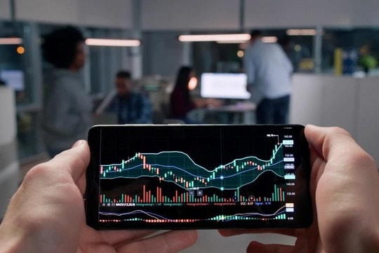 VN-Index tăng gần 12 điểm