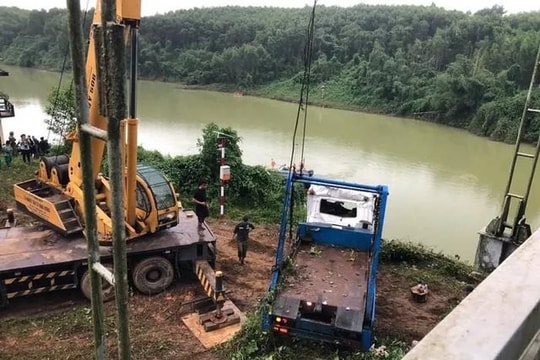 Đã trục vớt xe rác, vẫn chưa tìm thấy hai nạn nhân mất tích