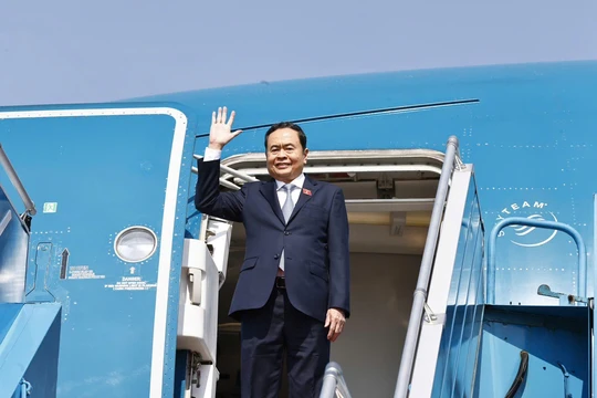 Chủ tịch Quốc hội đến thủ đô Phnom Penh, bắt đầu thăm chính thức Vương quốc Campuchia