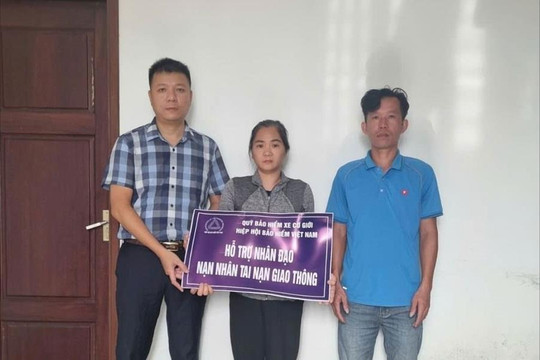 Nghệ An: Quỹ Bảo hiểm xe cơ giới hỗ trợ gia đình hai nạn nhân tai nạn