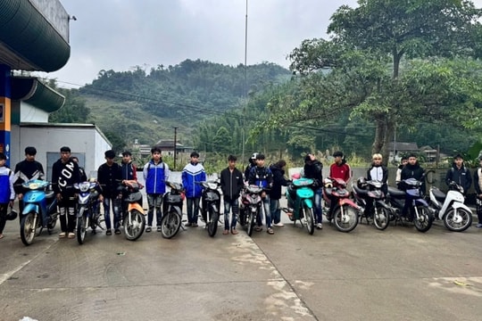 Nhóm thanh niên dàn hàng, lạng lách trên đường giao thông