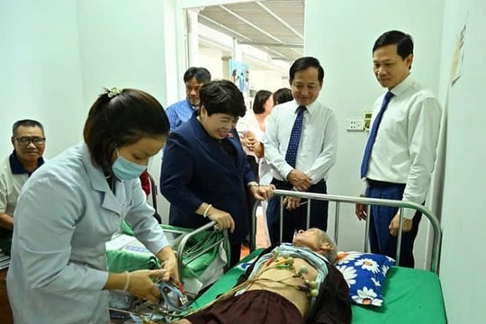 Bệnh viện Tim Hà Nội khám bệnh, tặng quà cho 150 người có công với các mạng, gia đình chính sách